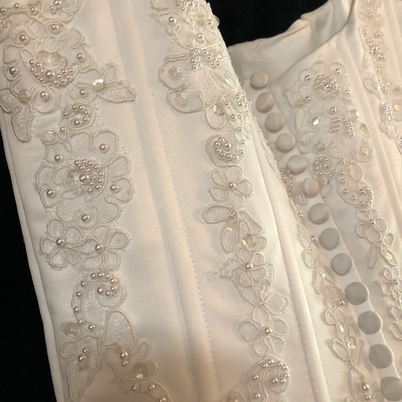 Cinderella style wedding gown - Picture 5 of 8